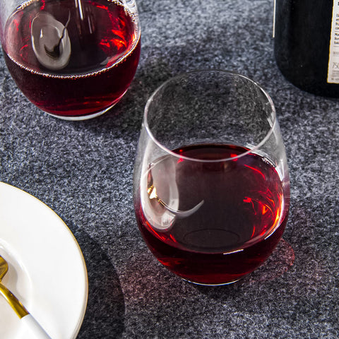 Vinos tinto y blanco con FAWLES facilita degustaciones diarias.