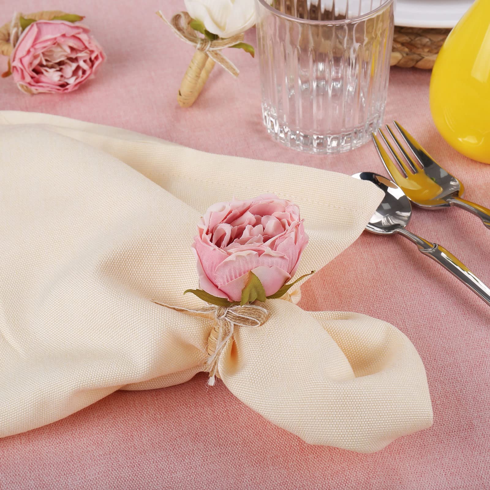 Detalle de la flor peonía rosa para realzar la decoración de la mesa