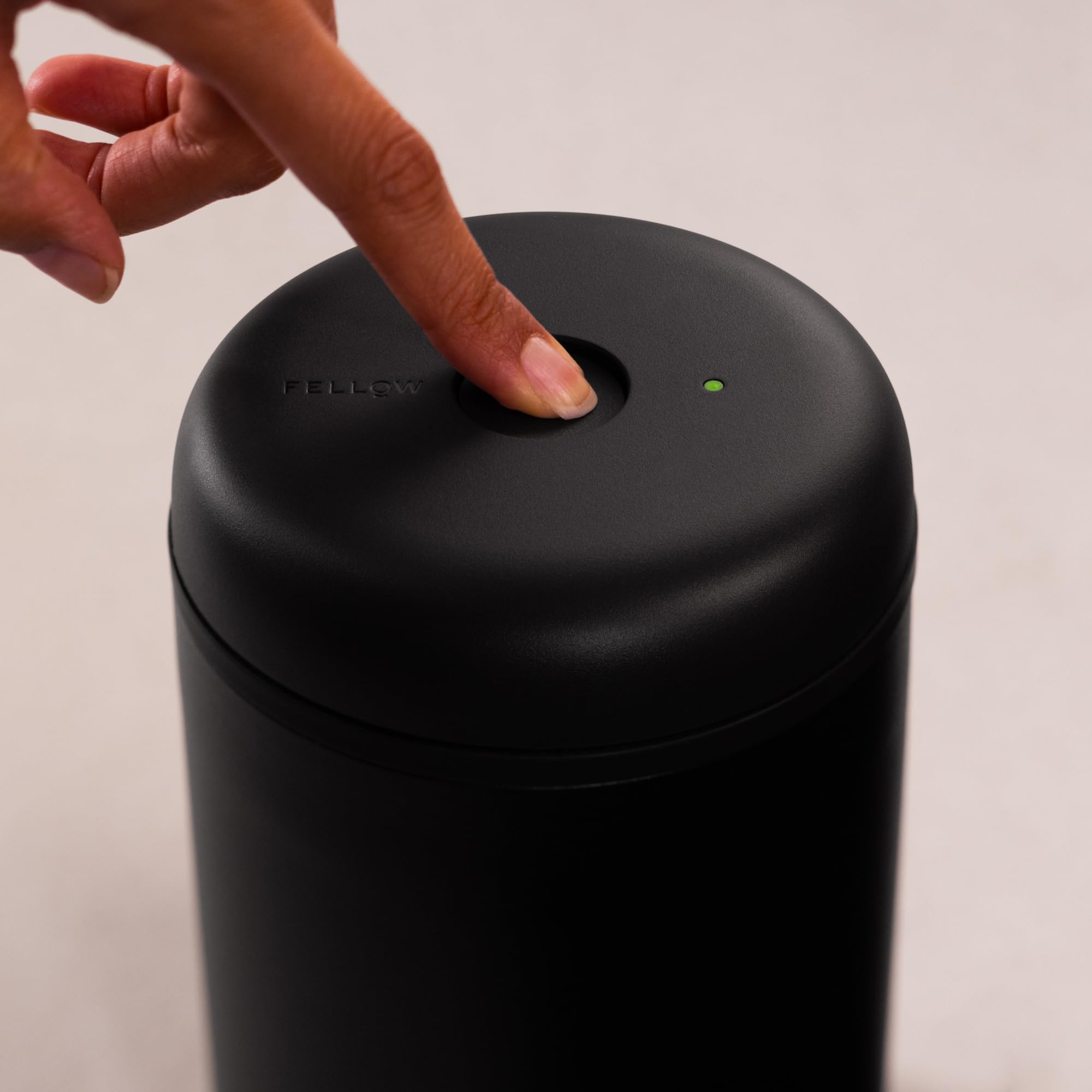 Fellow Atmos: apertura y cierre simples, facilita extraer o reacomodar los contenidos.