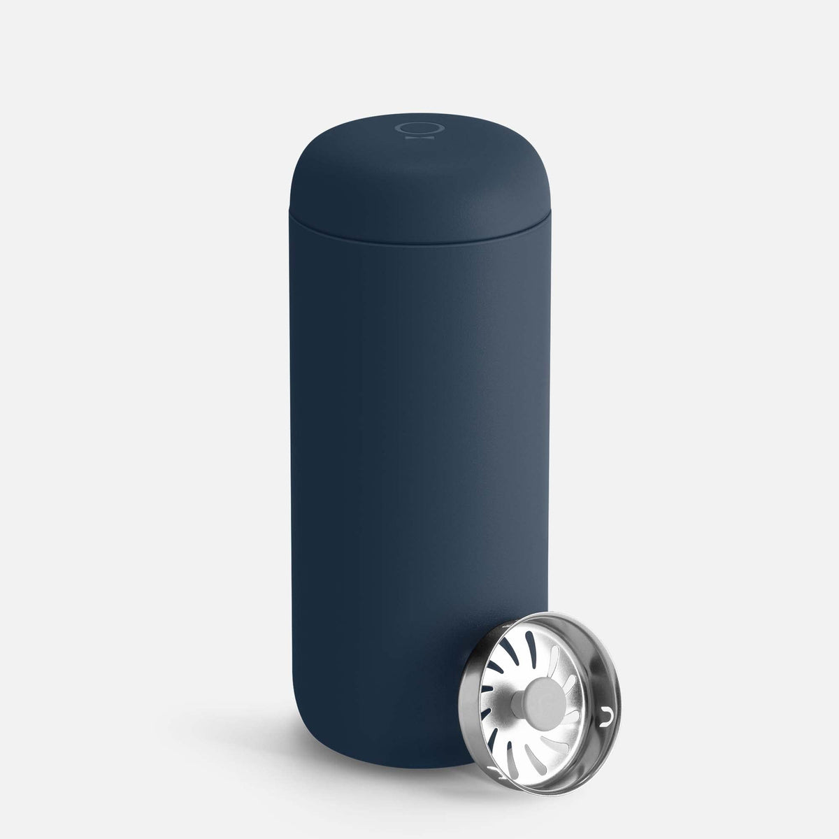 Vaso Fellow Carter Move, exterior azul piedra, ideal para llevar café en viajes diarios.
