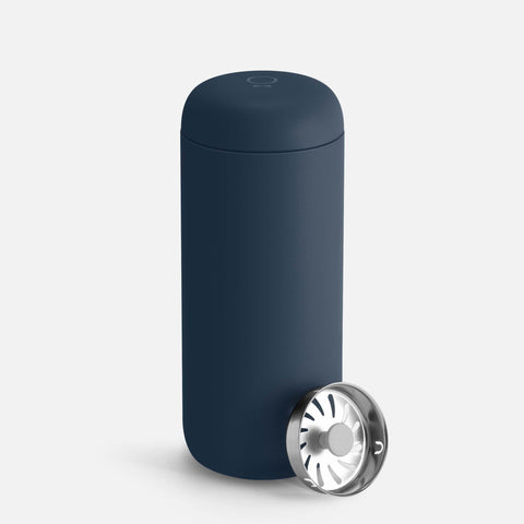 Vaso Fellow Carter Move, exterior azul piedra, ideal para llevar café en viajes diarios.