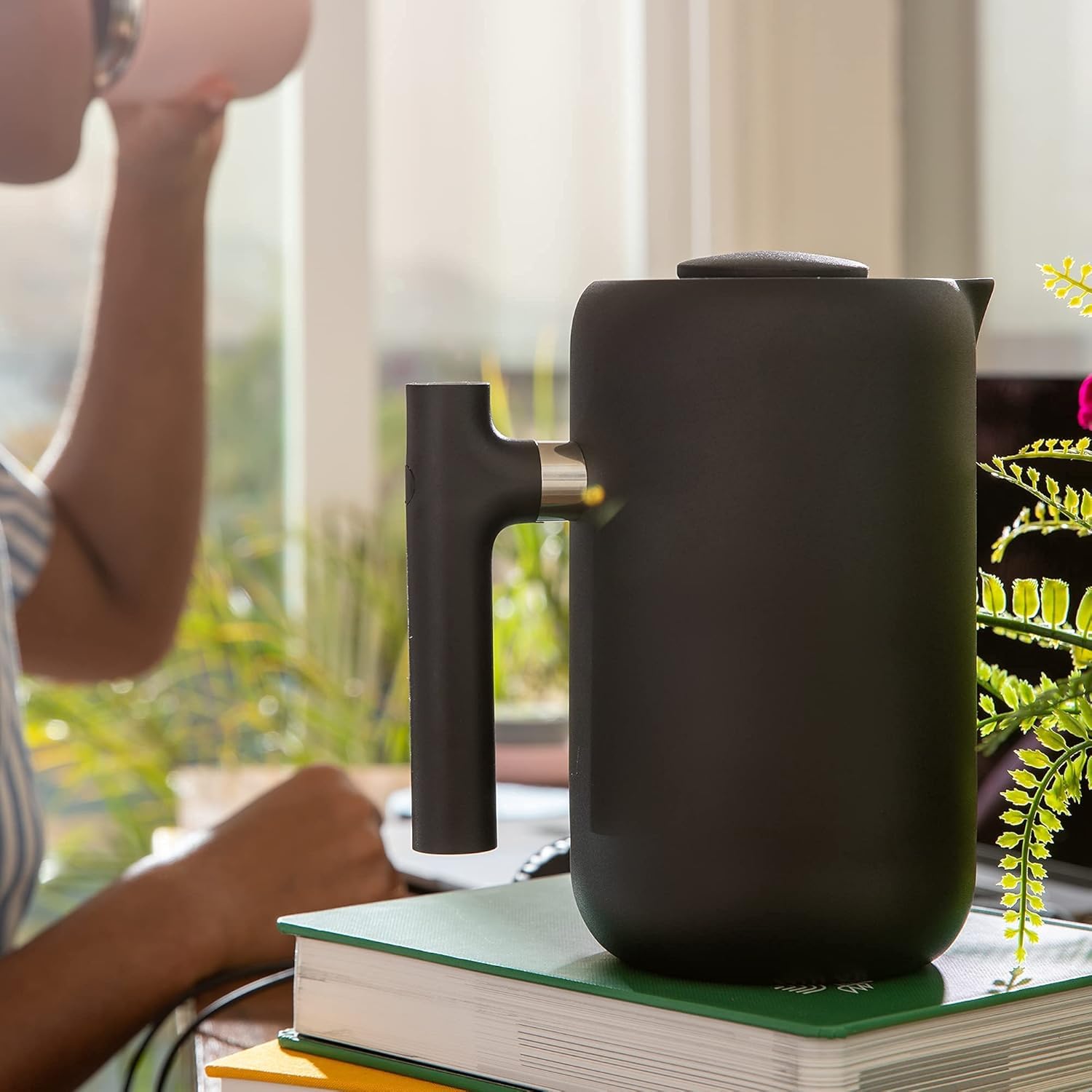 Fellow Clara: diseño compacto ideal para viajar y disfrutar café.