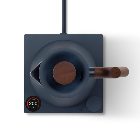Mango ergonómico de nogal en Fellow Corvo EKG Pro para verter con comodidad