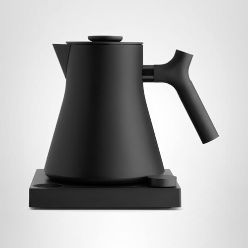 Mango ergonómico en Fellow Corvo EKG Pro para verter con comodidad.