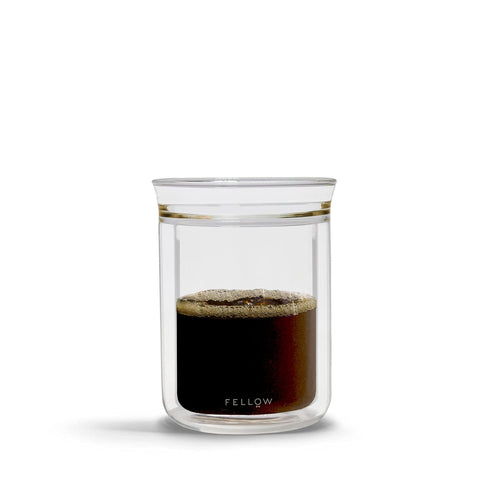 Café final servido en jarra de doble pared para disfrutar aroma y temperatura.