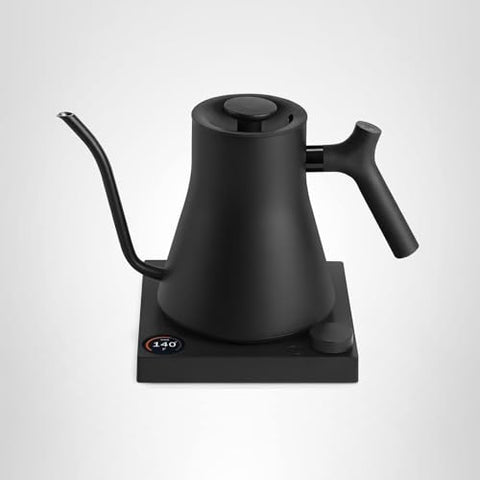 Fellow Stagg EKG Pro acabado mate negro para una estética elegante en la cocina.