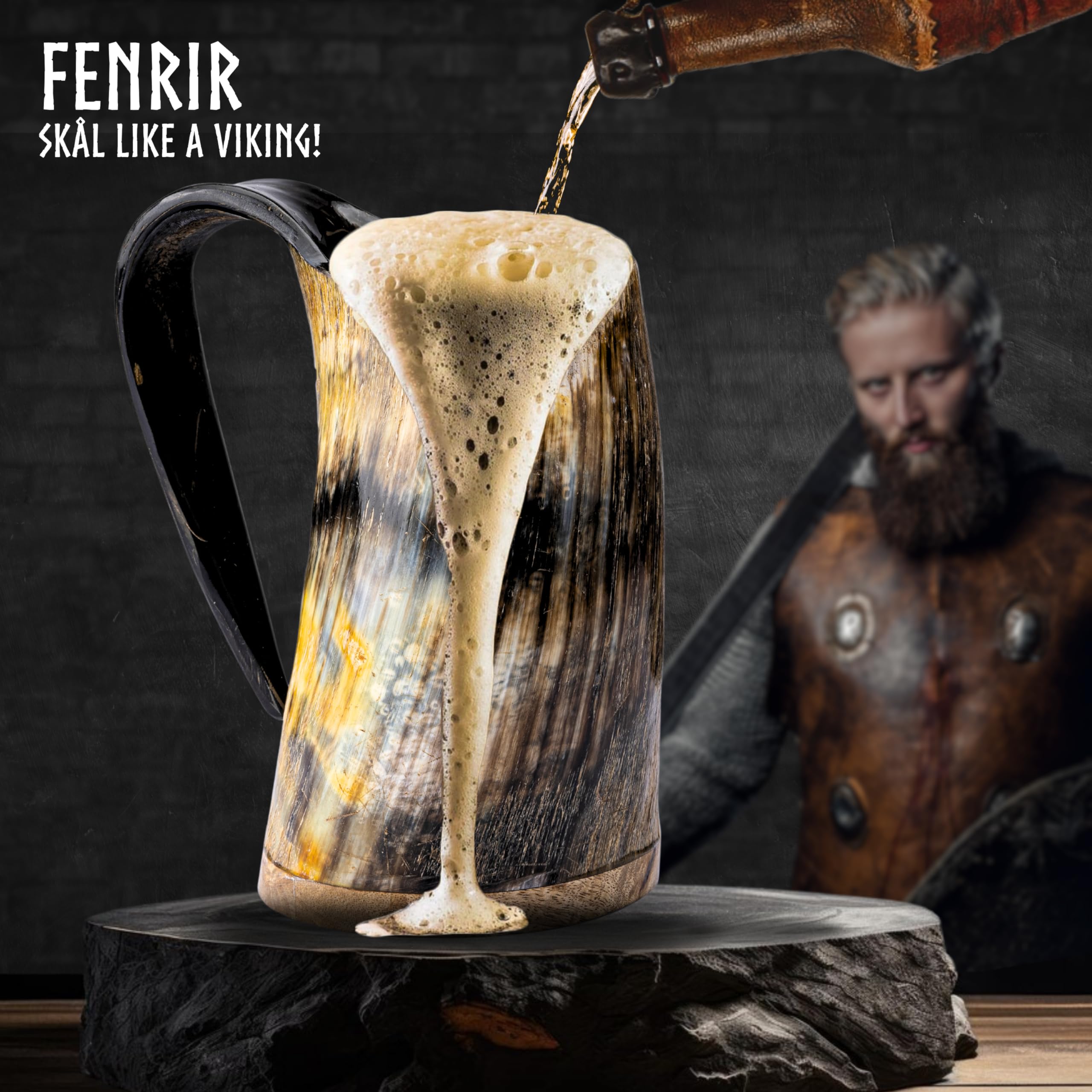 Fenrir mano sosteniendo cuerno, experiencia cómoda y ergonómica al beber.