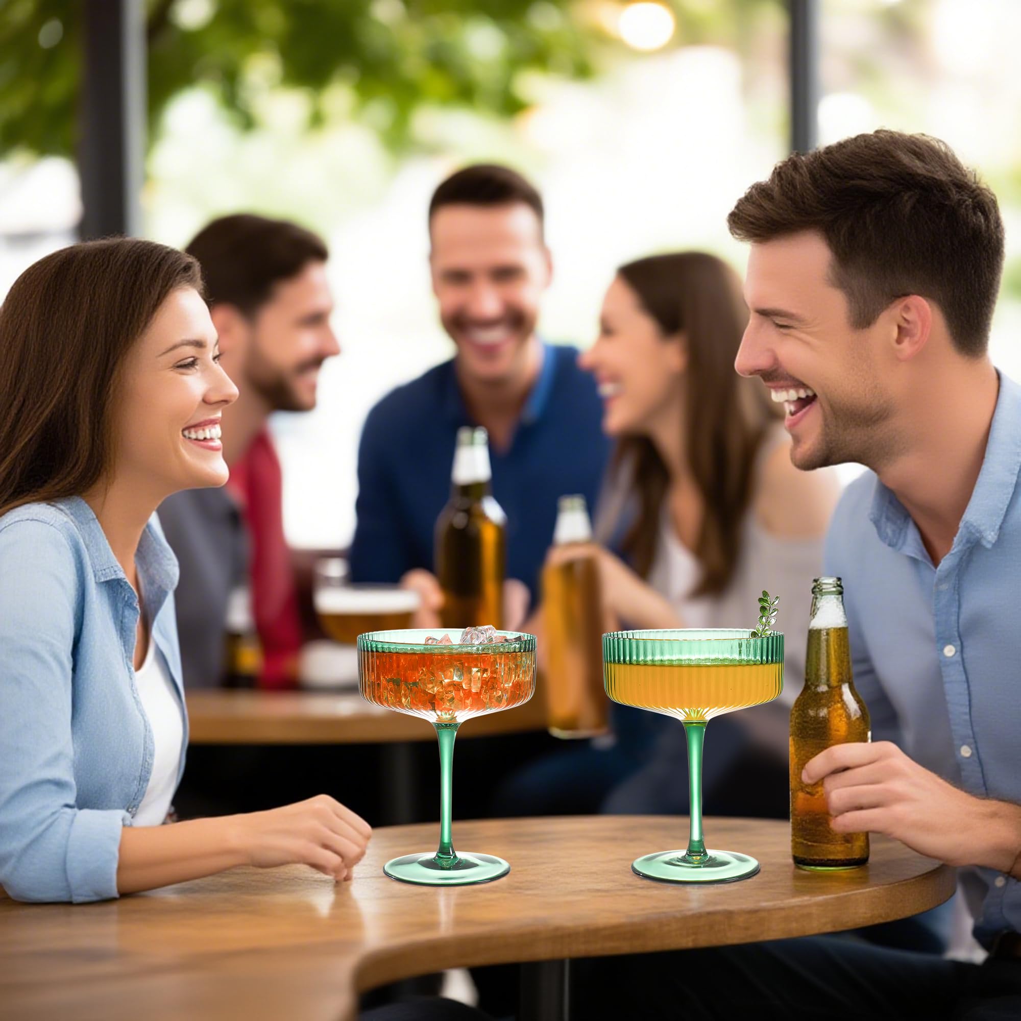 Conjunto FERAHI de 6 vasos martini verde, perfecto para reuniones.