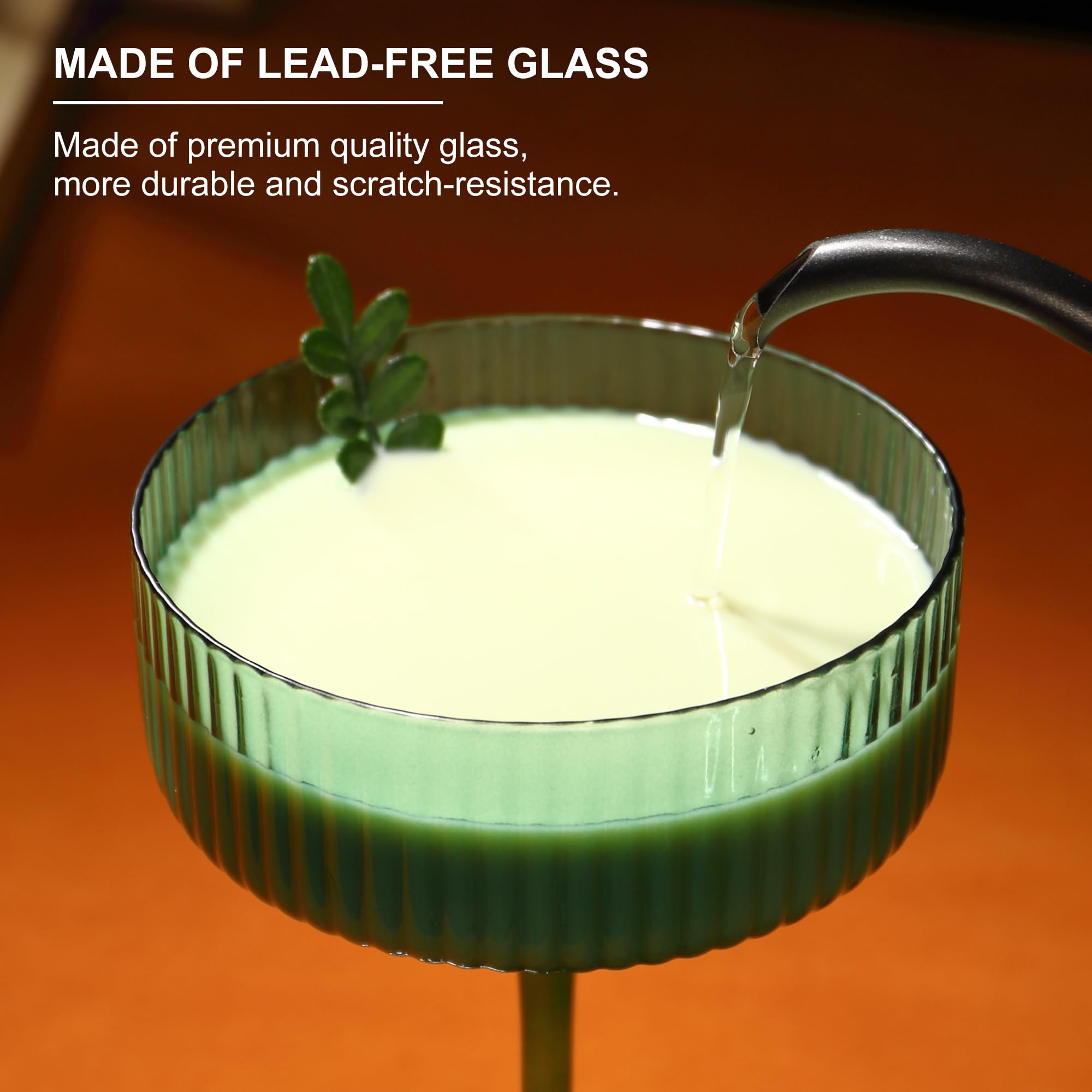 Copa de champán FERAHI verde ondulado, añade elegancia al brindis.