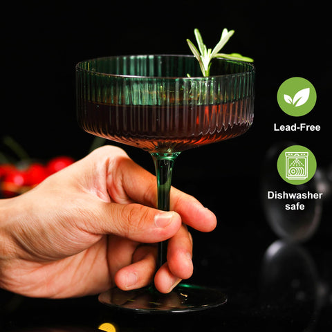 Vaso martini de espresso FERAHI verde, presentación sofisticada.