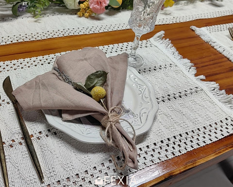 Limpieza manual de placemats FEXIA boho para mantener el aspecto natural.