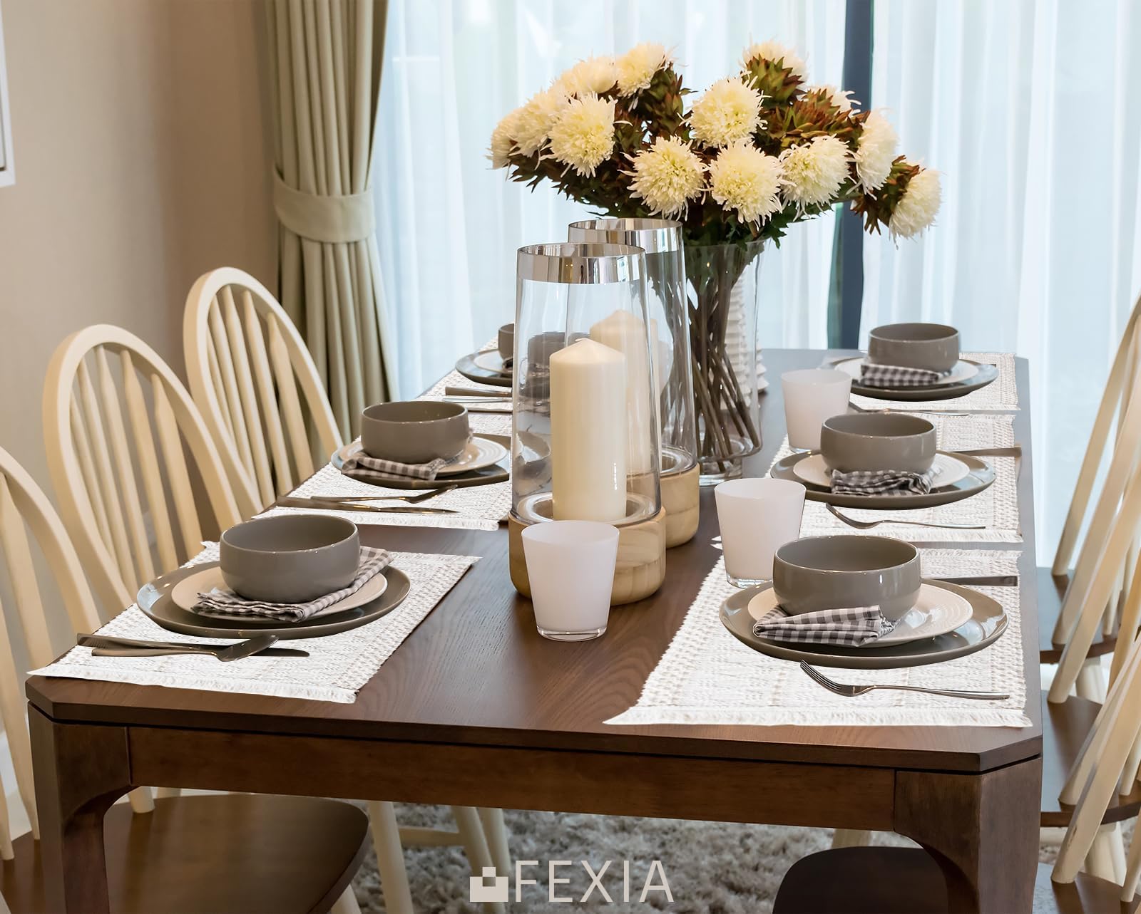Ambiente de comedor con set FEXIA boho, estilo versátil y cálido.