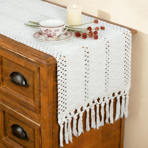 Mantel Fexia con borlas crema para cenas boho elegantes.