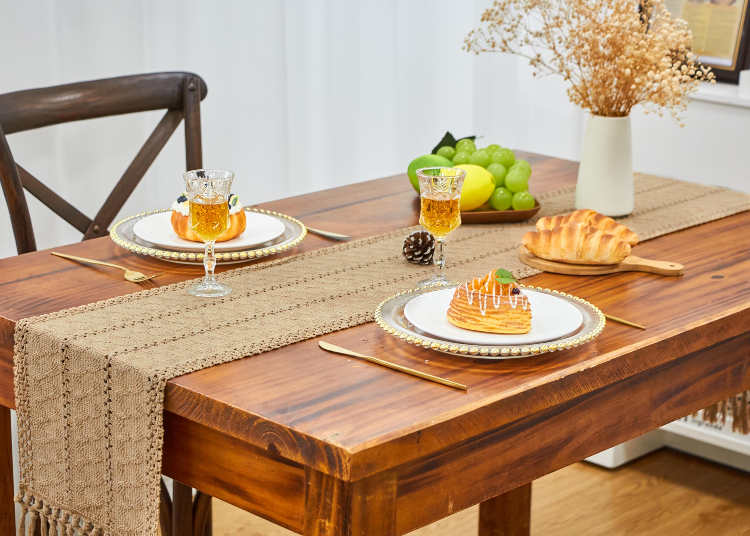 Uso versátil para comedor y dormitorio con estilo rústico y bohemio