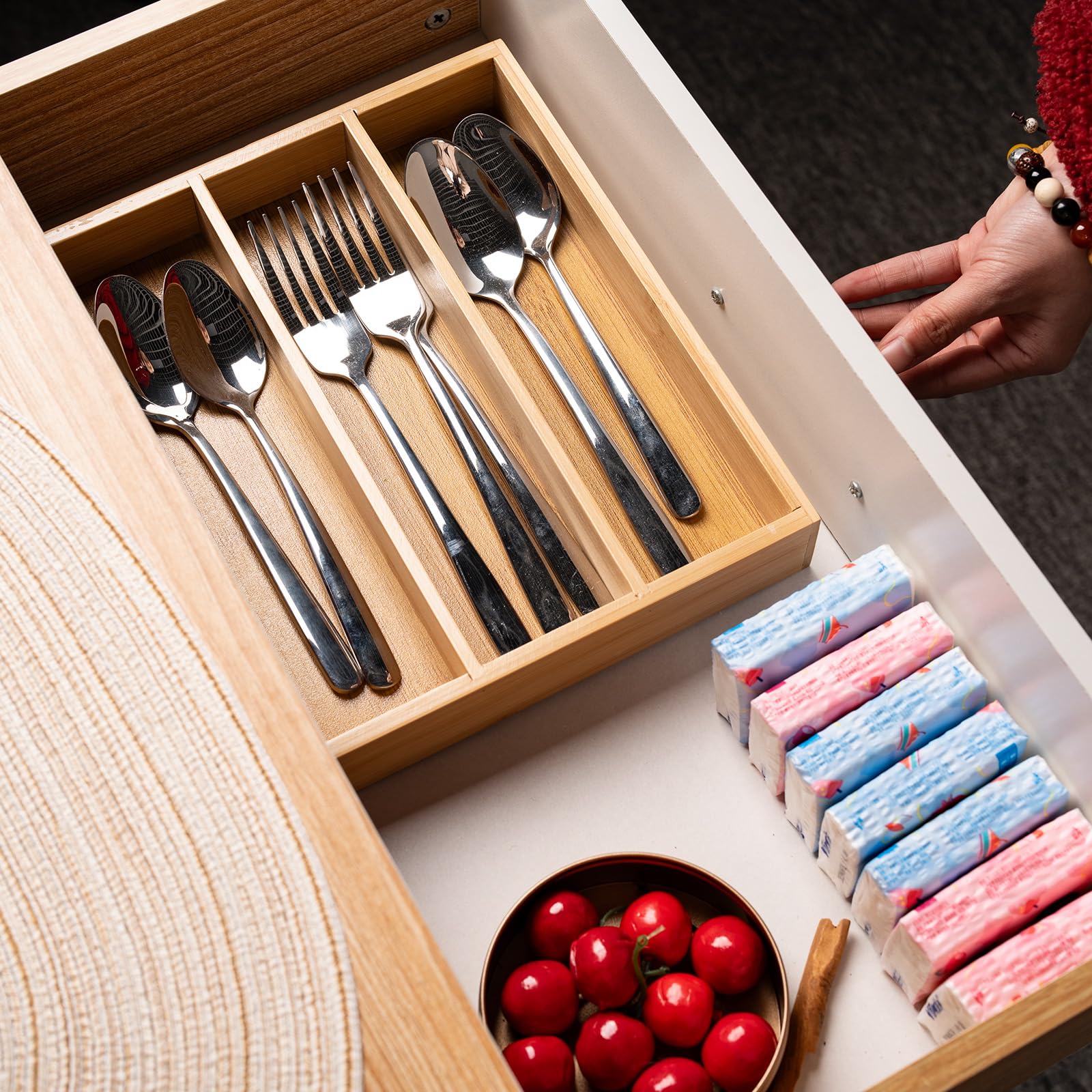 Fibogollo organizador-cajon-cubiertos-tres-compartimentos mantiene utensilios separados y accesibles.