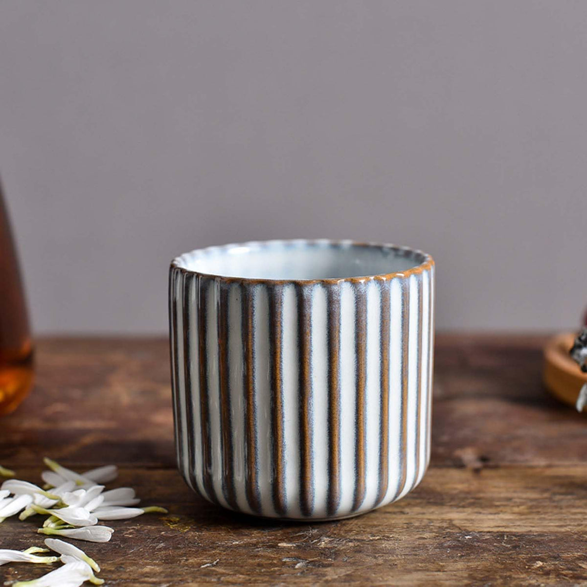 Taza te japonesa FIBOS retro en cerámica blanca para uso diario.