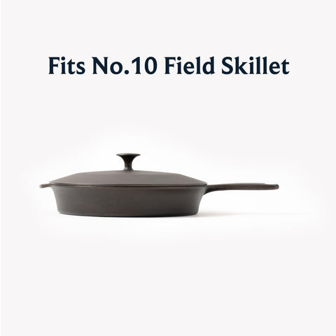 Interior de la tapa Field Company No.10 con ribetes que favorecen la condensación y cocción uniforme.