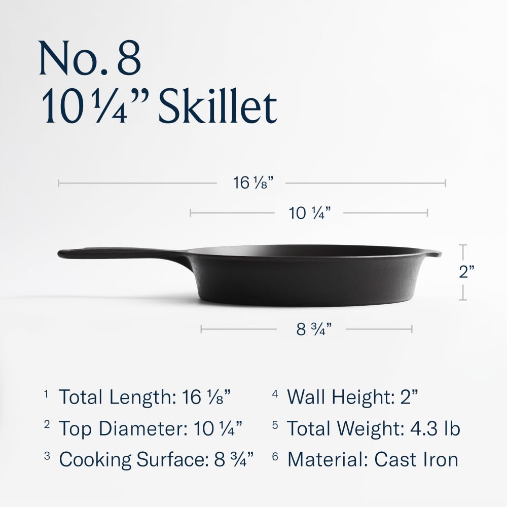 Sartén Field Company 10-25 en horno, versátil para dorar y hornear.