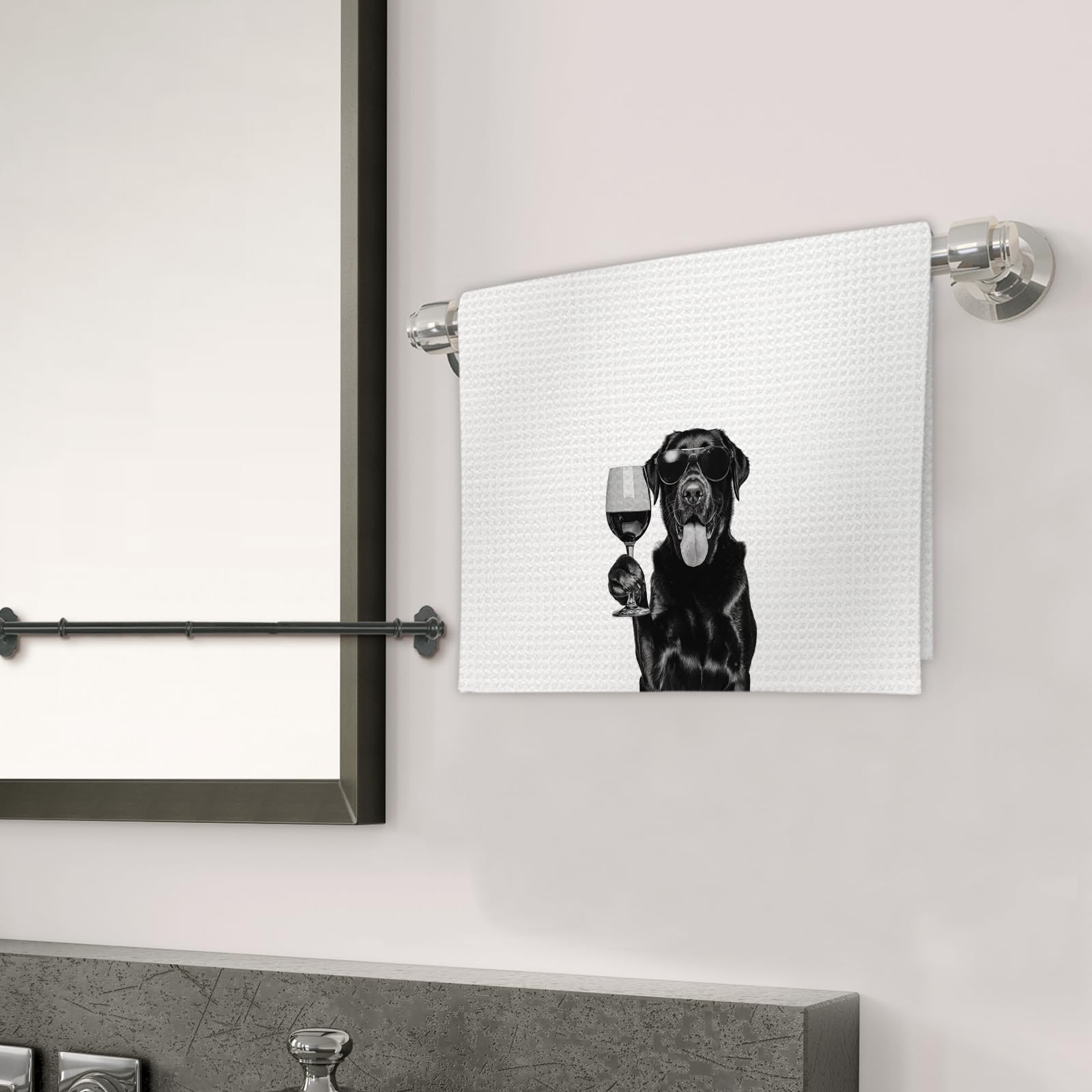 Fiicy detalle de perro Labrador negro en toalla de cocina