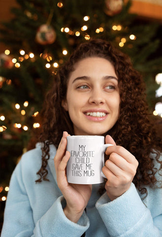 Mano sosteniendo la taza Find Funny Gift Ideas, regalo perfecto para el Día de la Madre