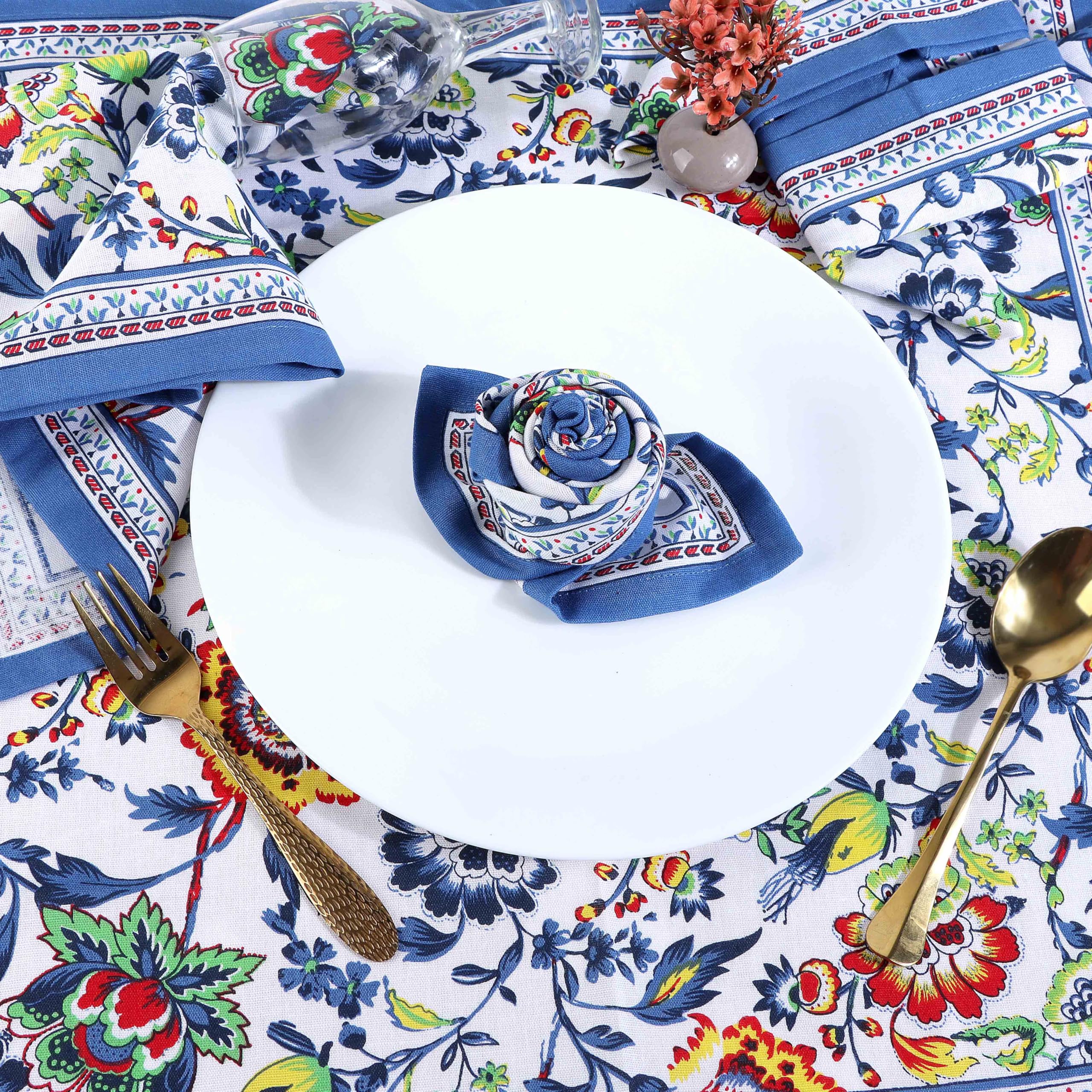 Diseño floral azul que aporta color y dinamismo a la mesa.