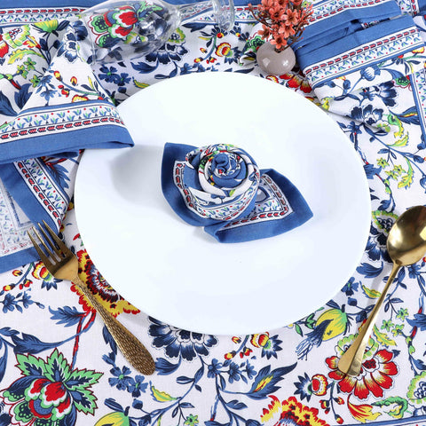 Diseño floral azul que aporta color y dinamismo a la mesa.