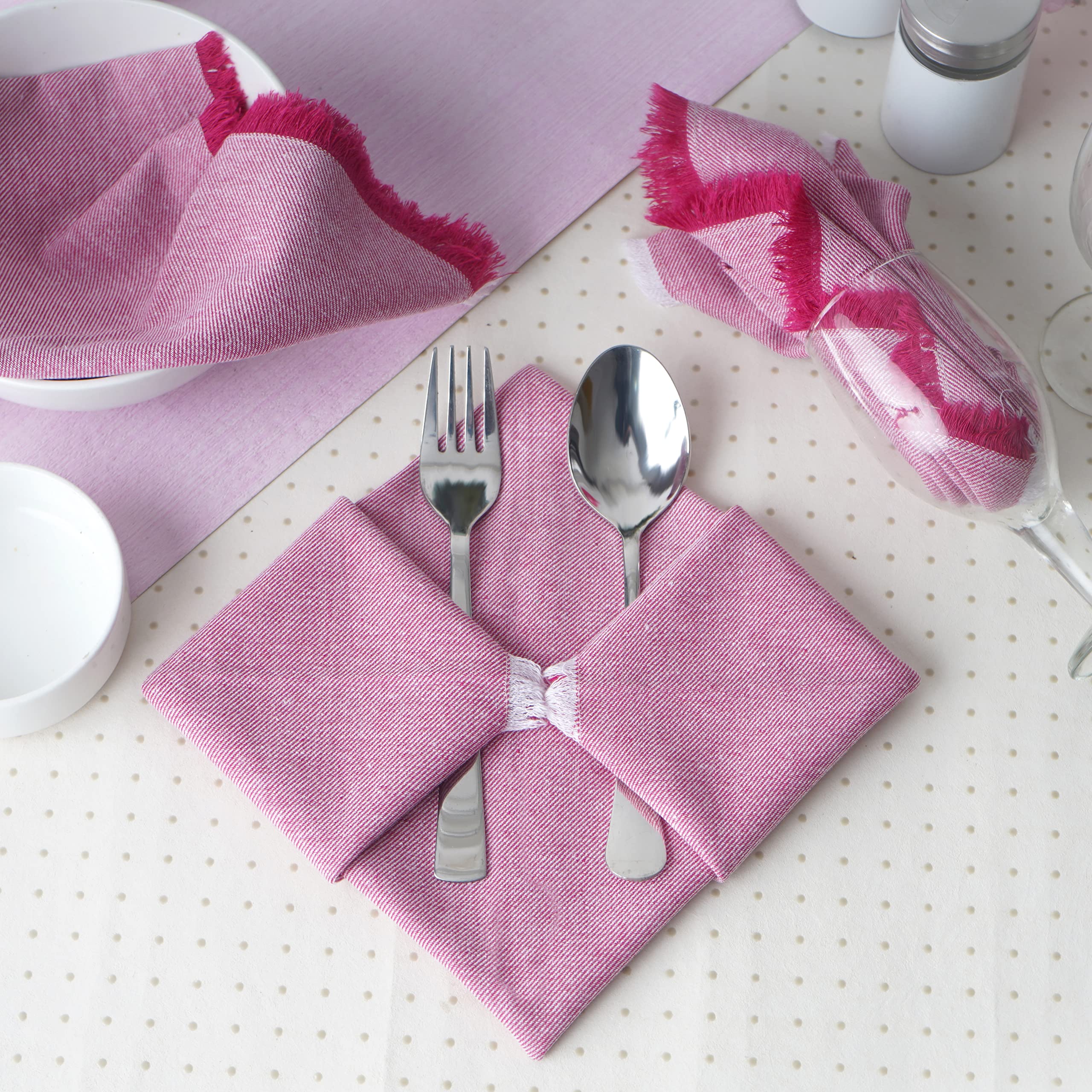 Borde con flecos añade detalle decorativo a la mesa Fingercraft.