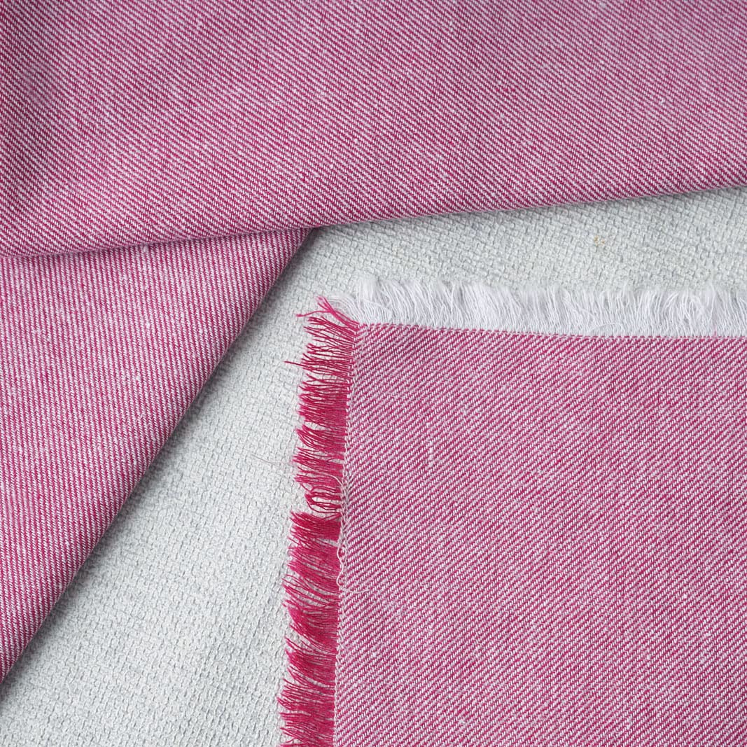 Color rosa y blanco complementa vajilla y manteles de comedor.