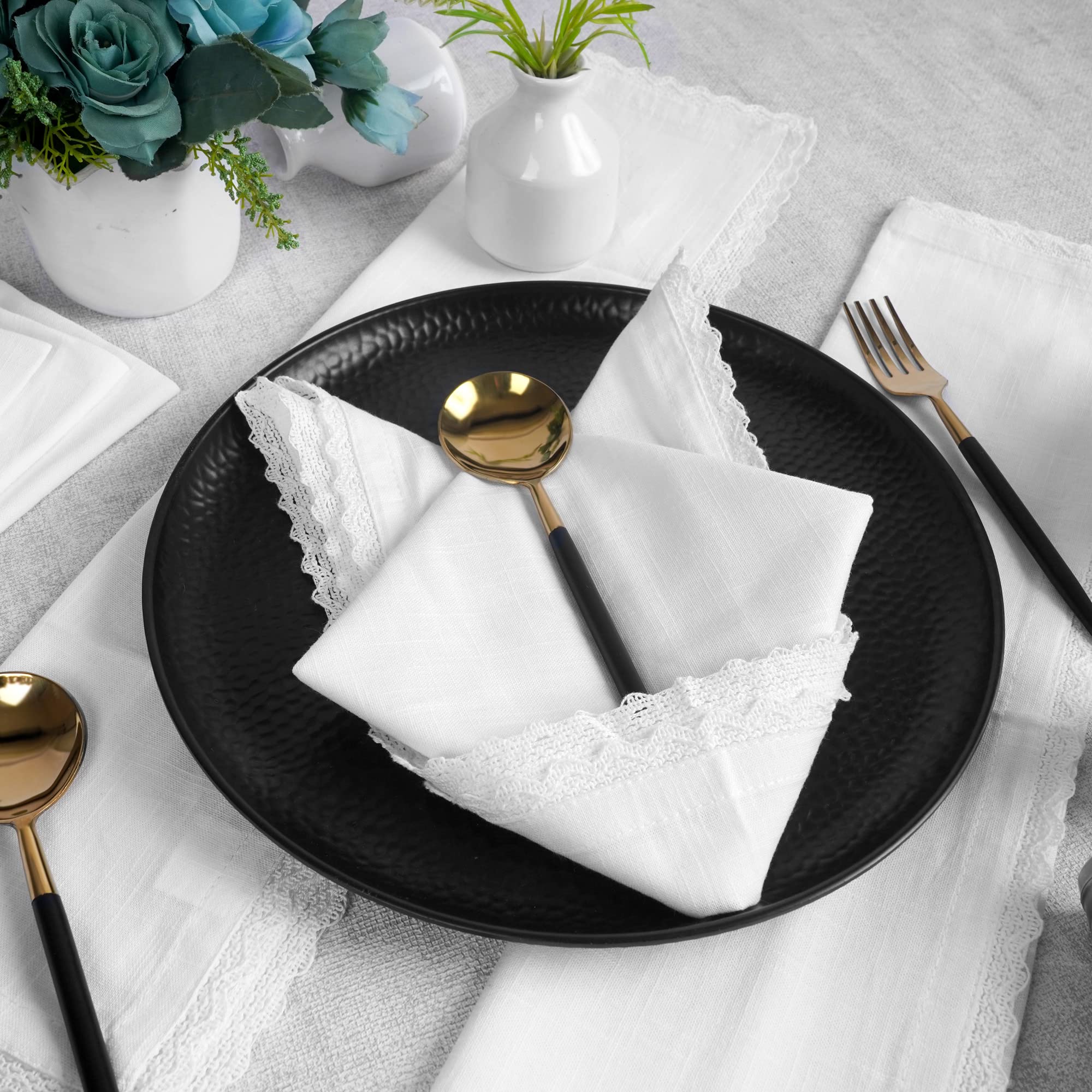 Encaje blanco premium en borde FingerCraft para realzar la mesa.