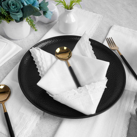 Encaje blanco premium en borde FingerCraft para realzar la mesa.