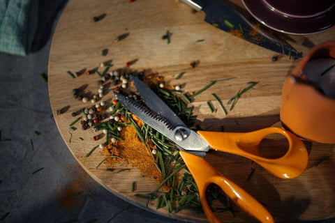 Corte de múltiples capas con Fiskars para materiales gruesos