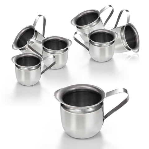 Conjunto de seis cremeras Bell de acero inoxidable para servir leche con elegancia.