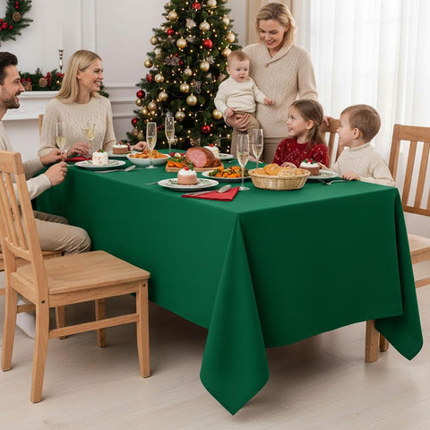 Mantel verde hunter cubriendo mesa en boda o banquete.