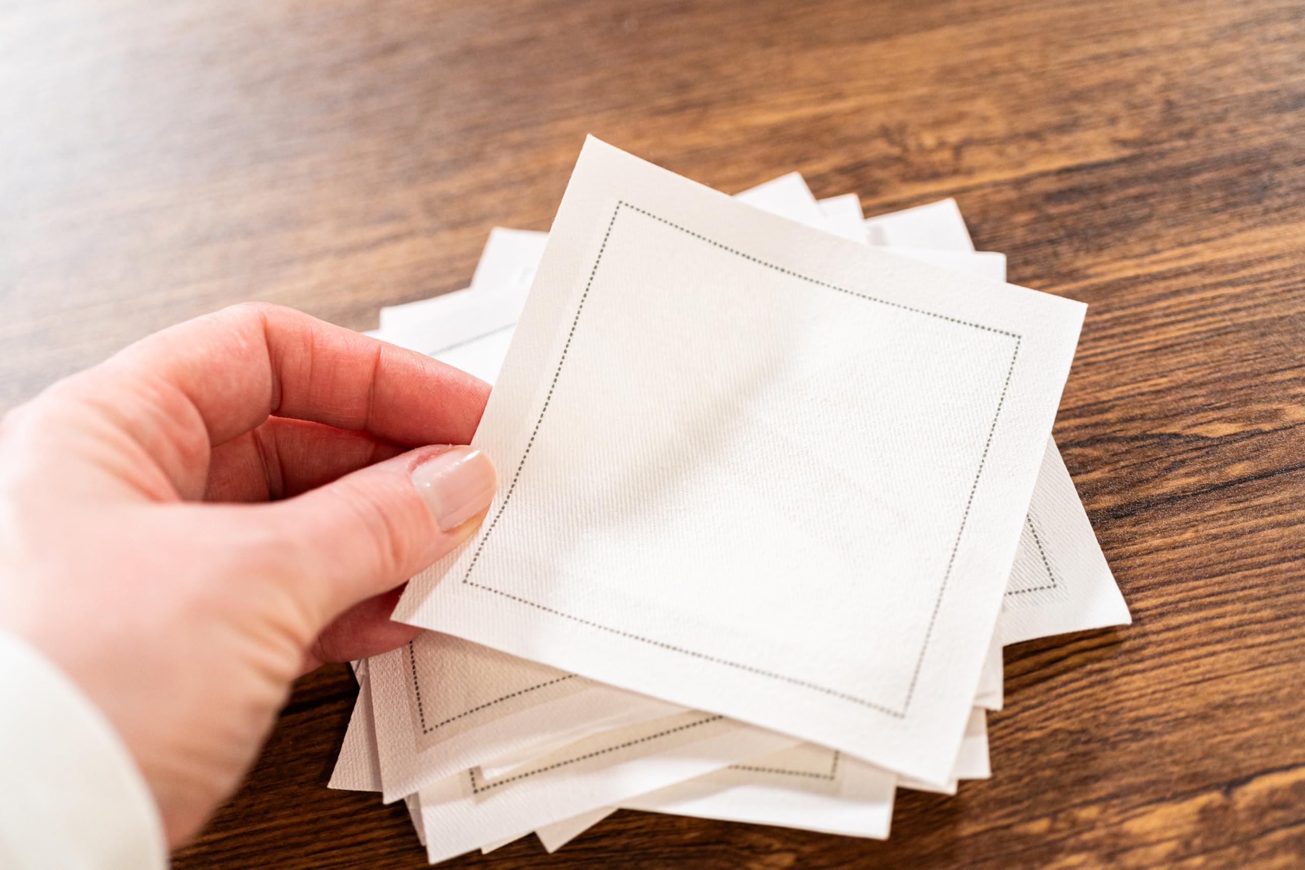 Five Star Napkins servilletas de cóctel en mesa, perfectas para eventos y reuniones.