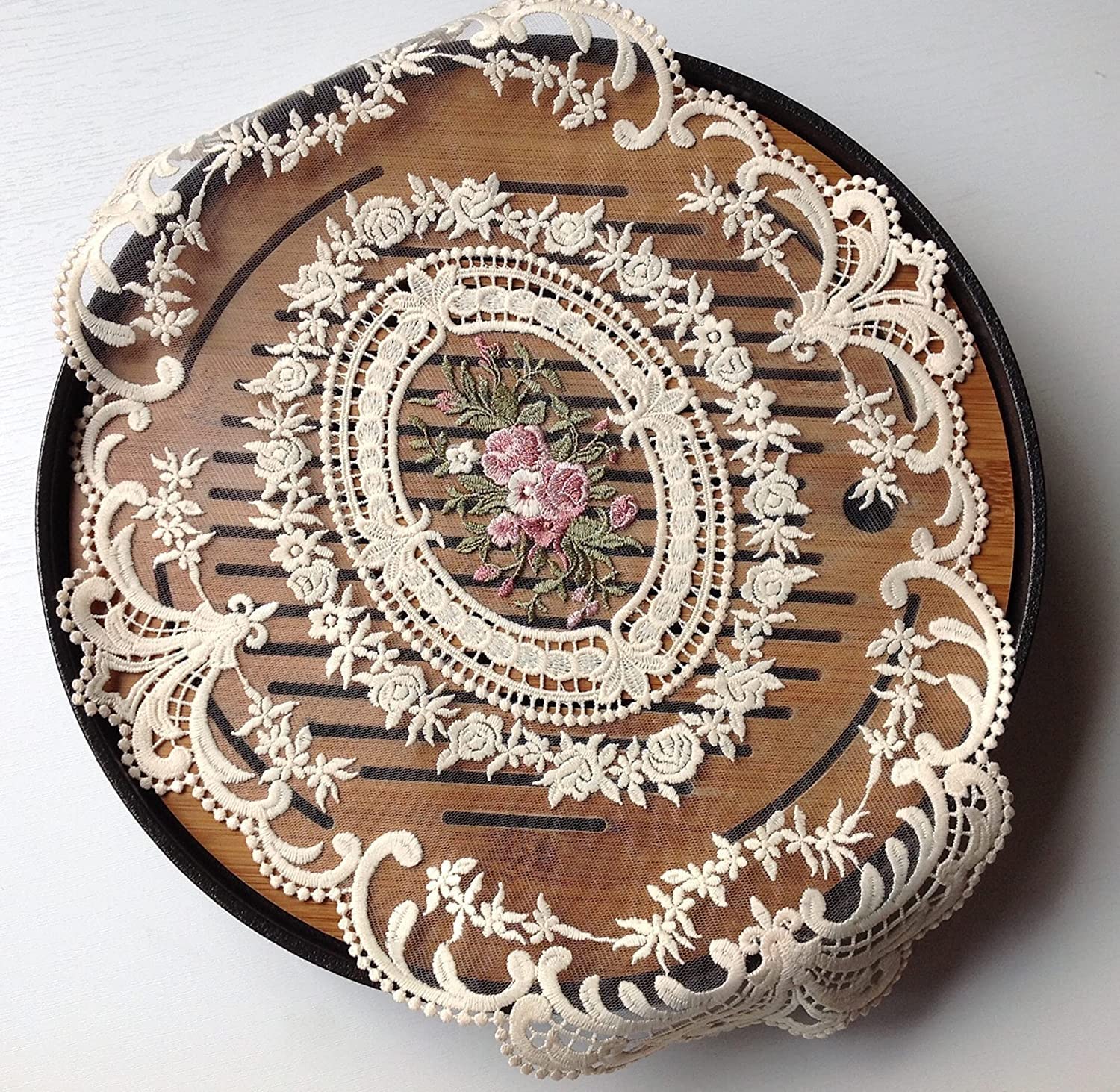 Detalle de bordado de lujo en la mesa de Fiygor.