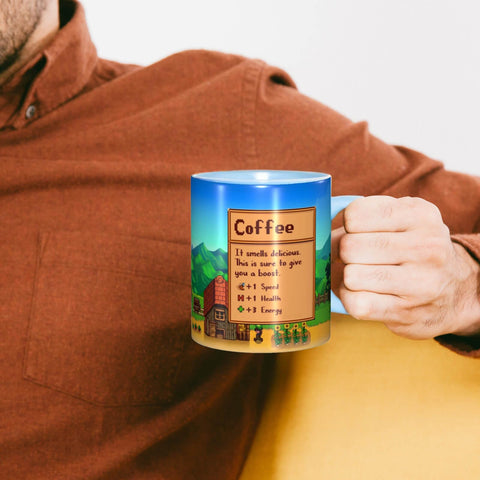 Flaskars taza en mesa de trabajo, perfecta para pausas de juego.