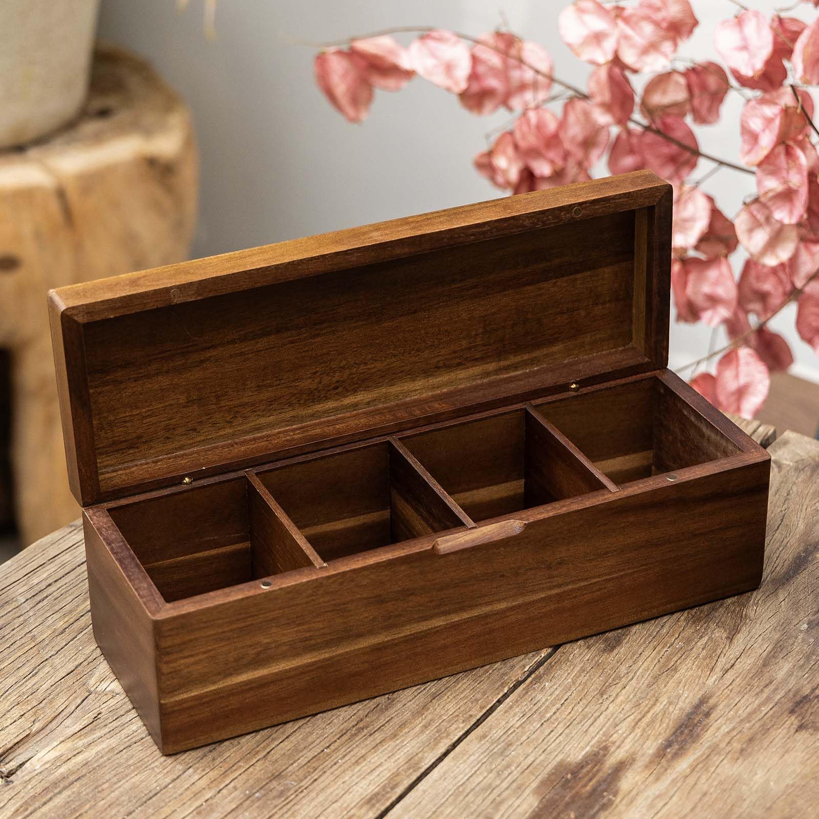 Cofre para bolsitas de té FLYIEE en madera de acacia, ayuda a mantenerlas organizadas.