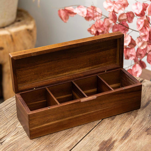 Cofre para bolsitas de té FLYIEE en madera de acacia, ayuda a mantenerlas organizadas.