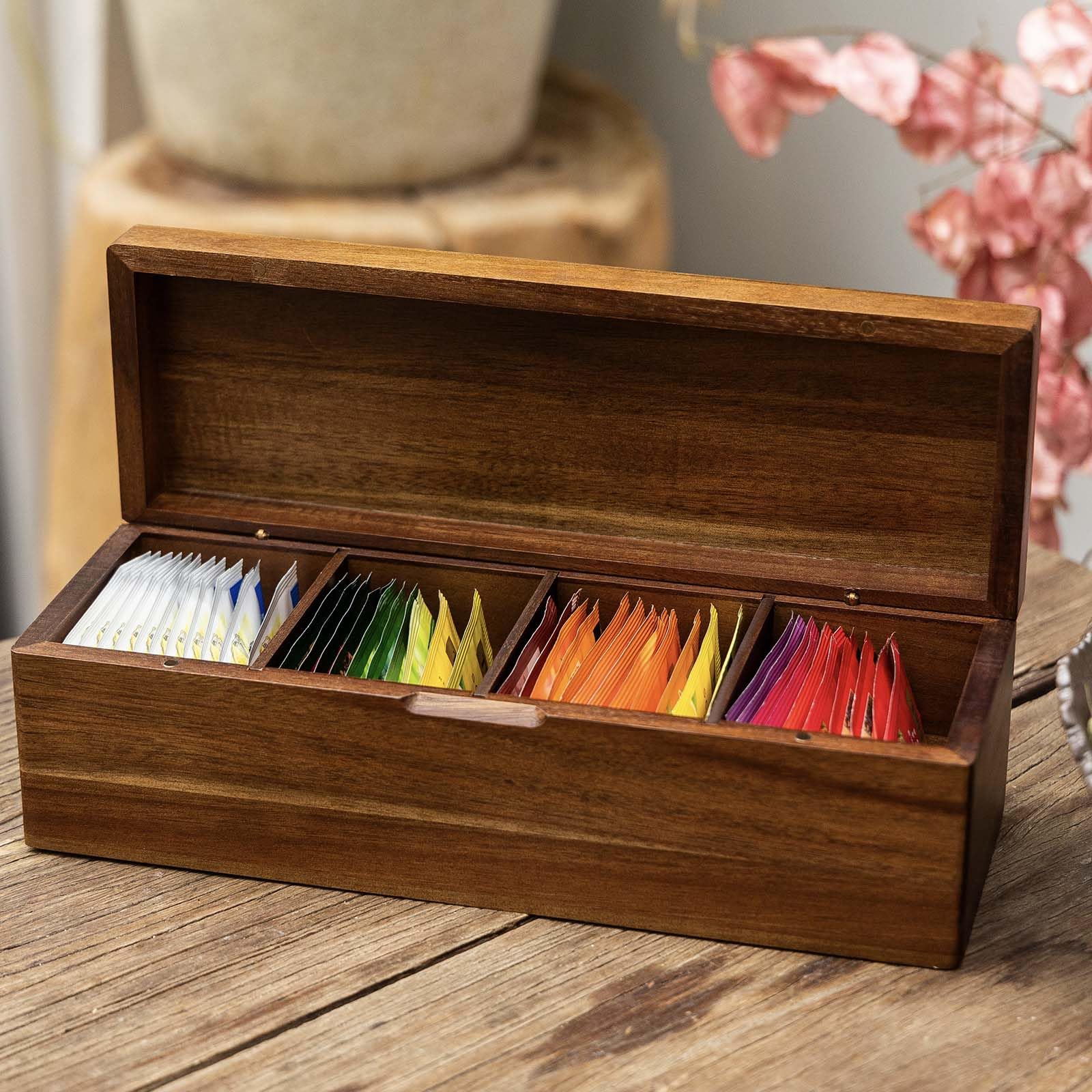 Estante organizador de té FLYIEE con madera de acacia para exhibir bolsitas.