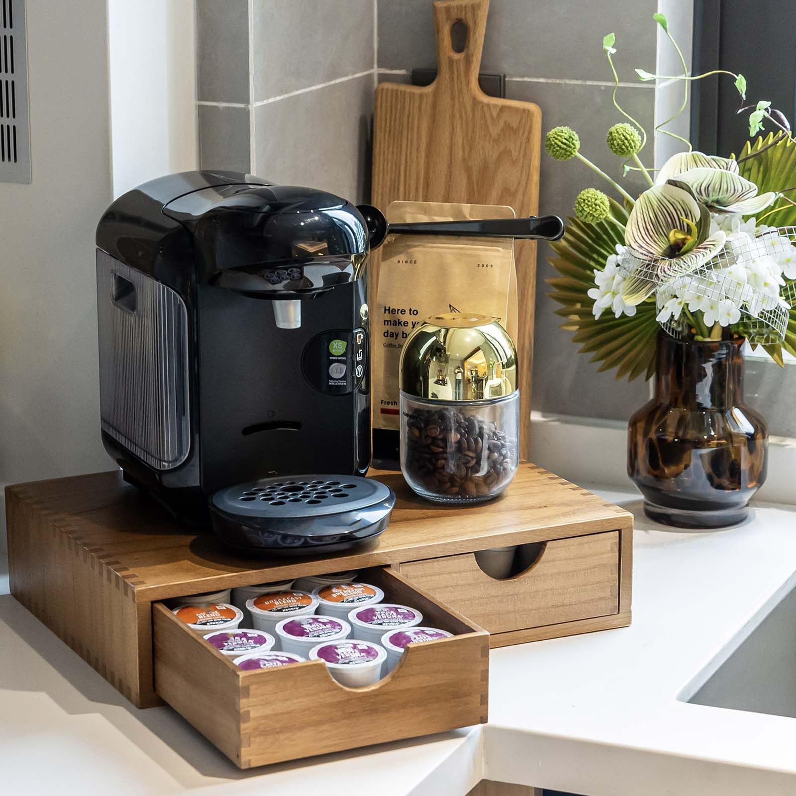 Flyyee Organizador K-Cup de madera: diseño natural en la decoración de la barra.