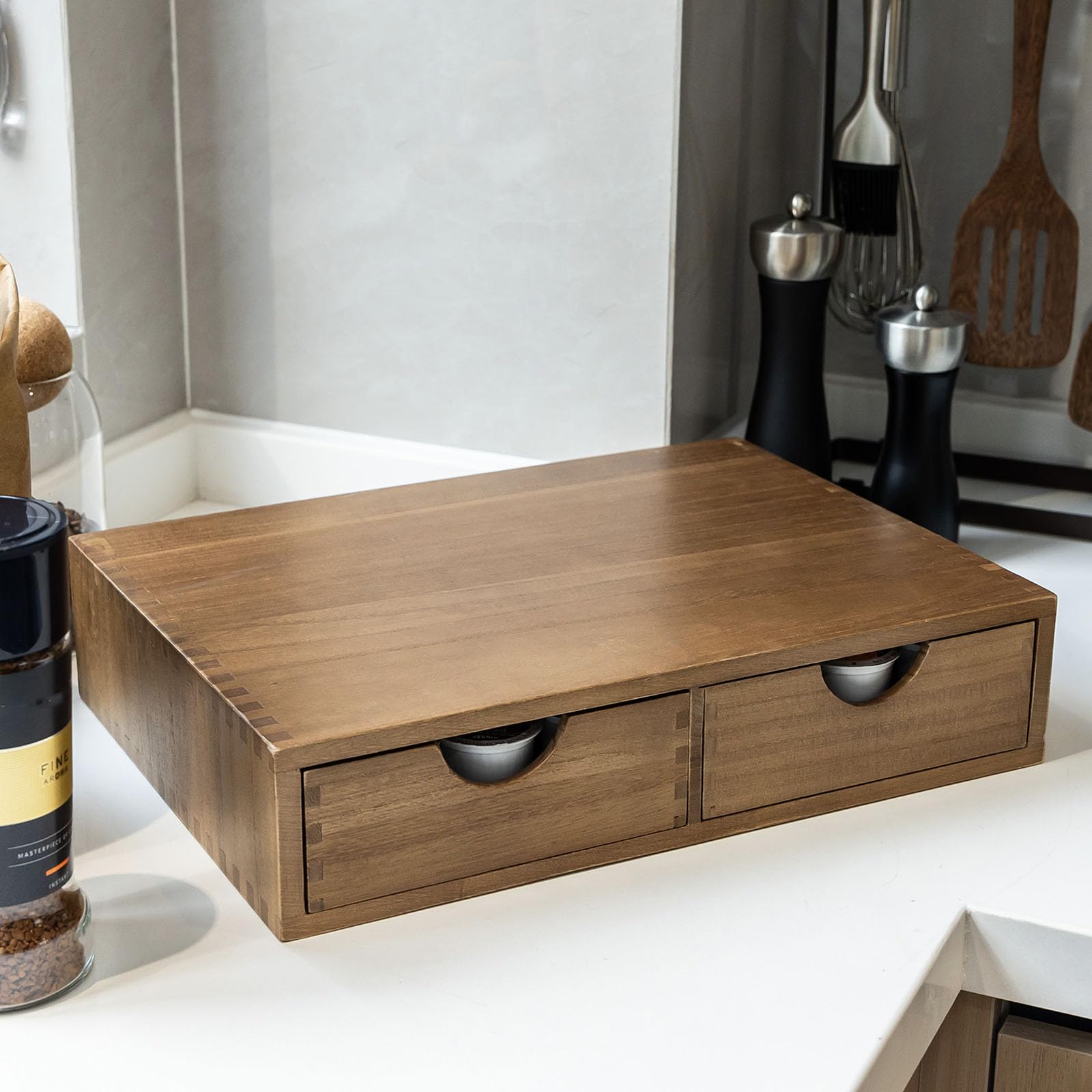Flyyee Organizador K-Cup de madera: caben hasta 30 cápsulas en la encimera.