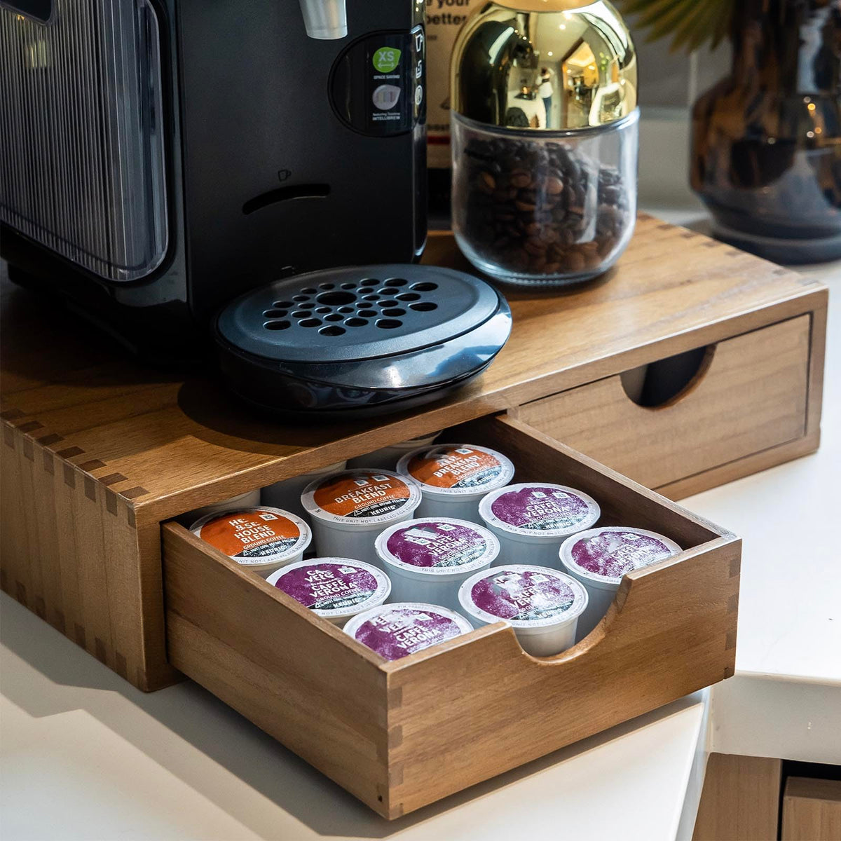 Flyyee Organizador K-Cup de madera: vista frontal con cápsulas ordenadas.