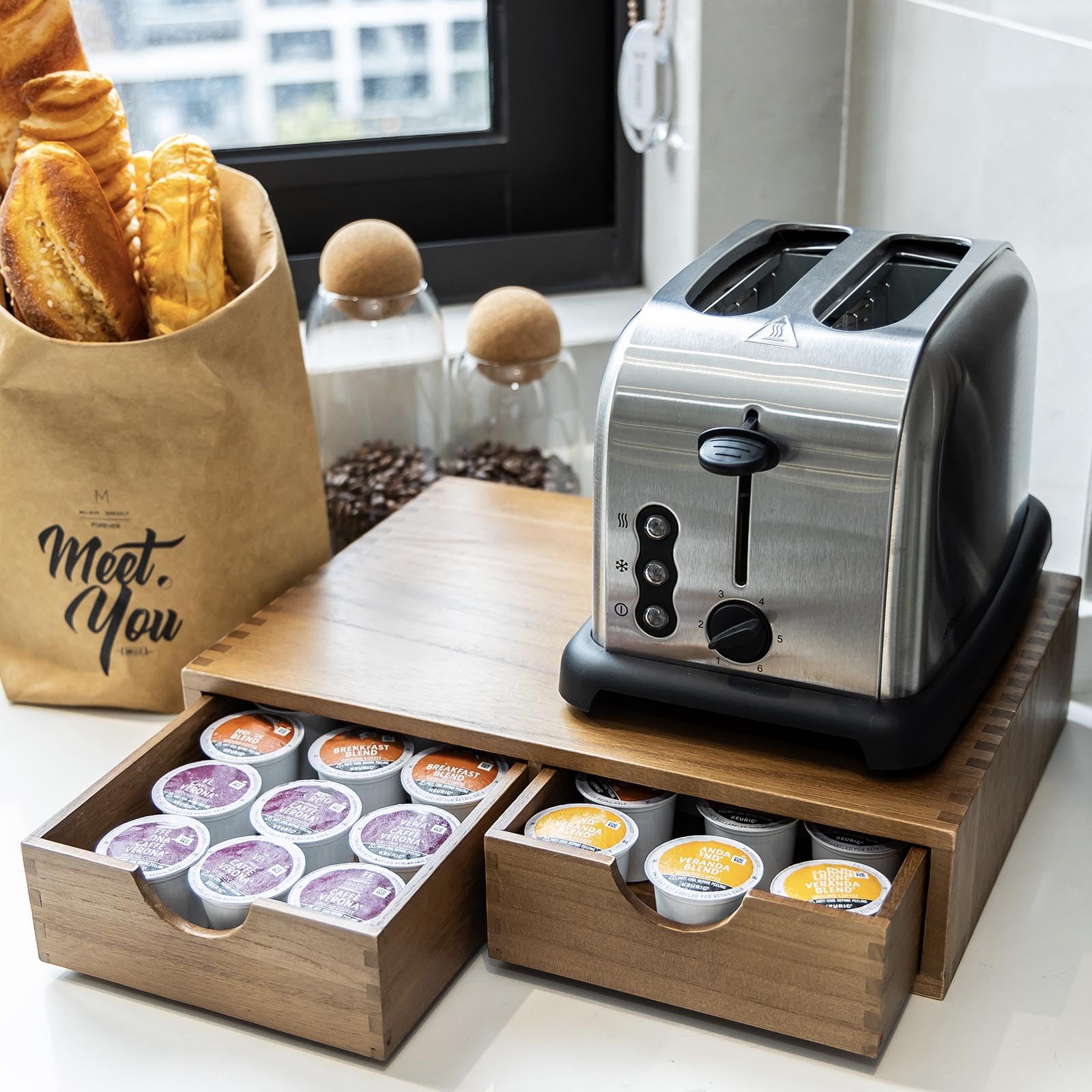 Flyyee Organizador K-Cup de madera: uso multifuncional para té y azúcar.