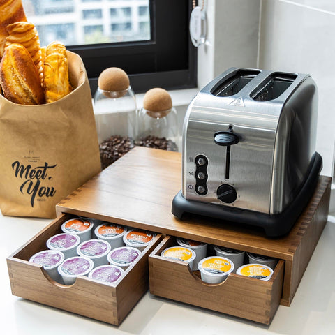 Flyyee Organizador K-Cup de madera: uso multifuncional para té y azúcar.