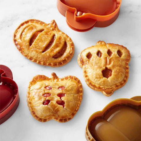 Fogun moldes para pie con calabazas; porciones otoñales listas para hornear