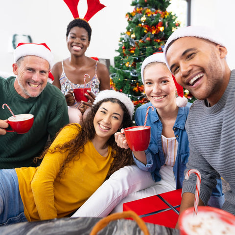 FoldTier diseños vibrantes para cócteles de Navidad, añaden color y estilo.