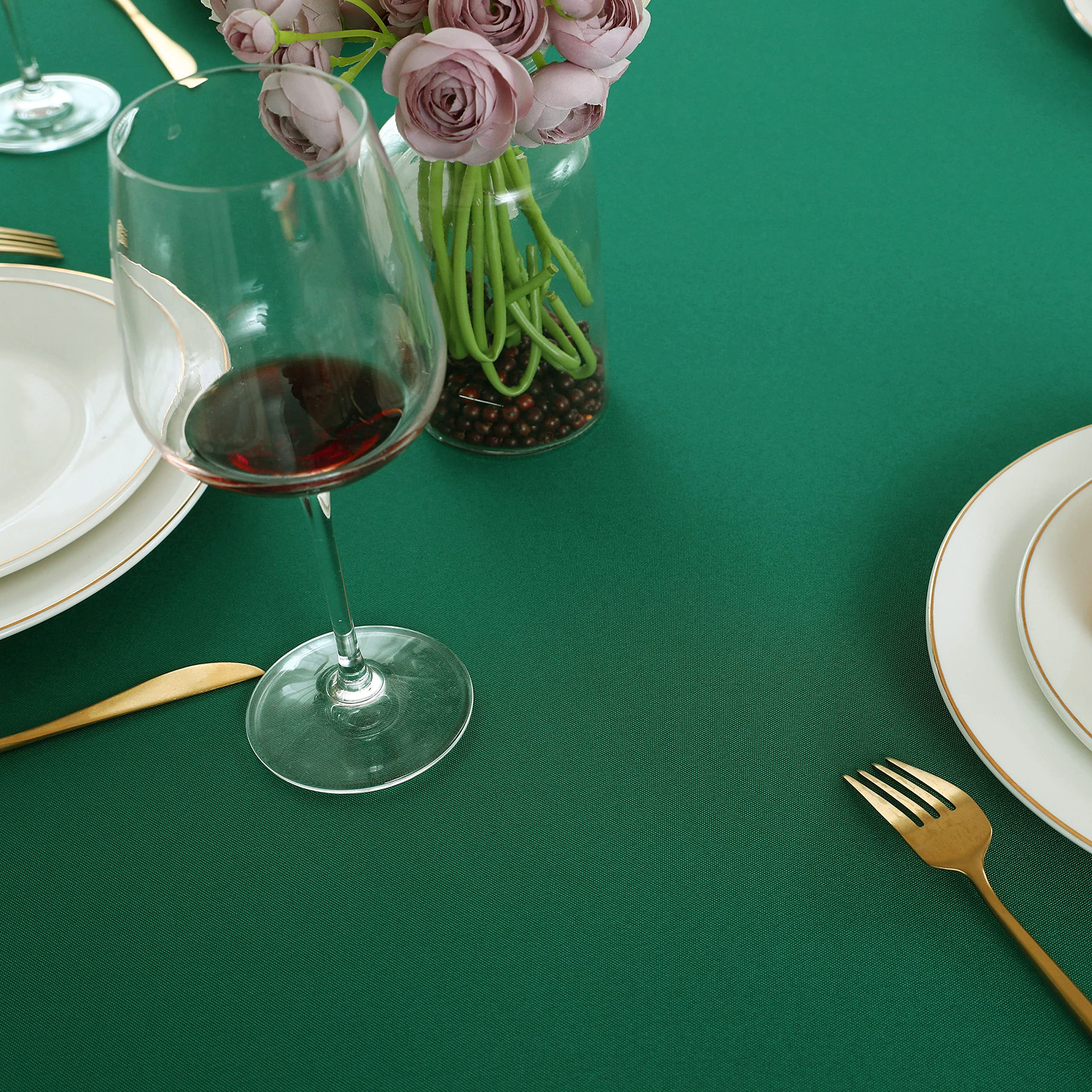 Uso interior y exterior con mantel verde FOLINS&HOME para eventos.