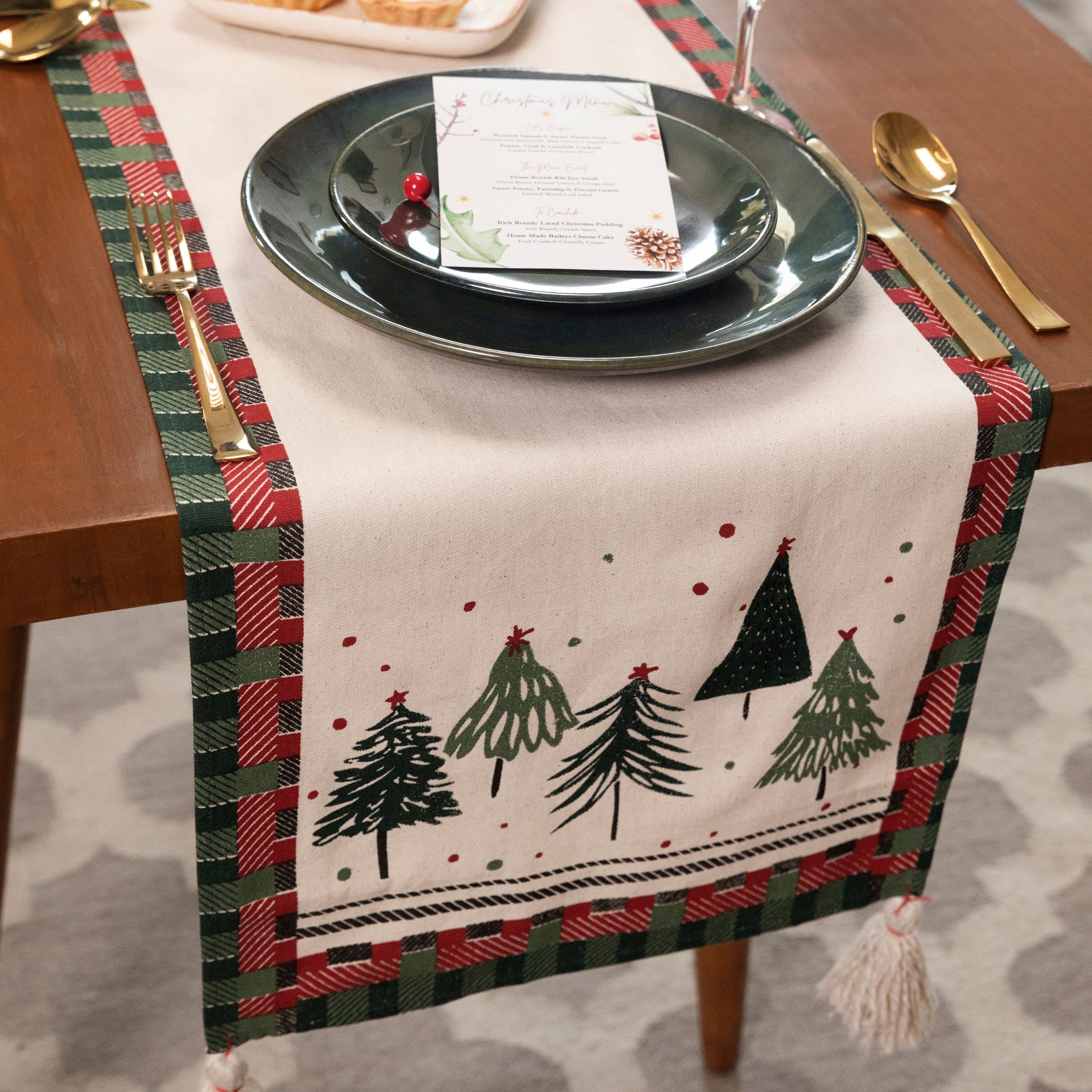 Folkulture ambiente de comedor rústico con camino de mesa decorativo para Navidad.