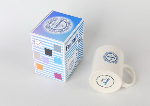 Fonhark Taza sobre mesa de café, ideal para momentos de pausa y descanso.