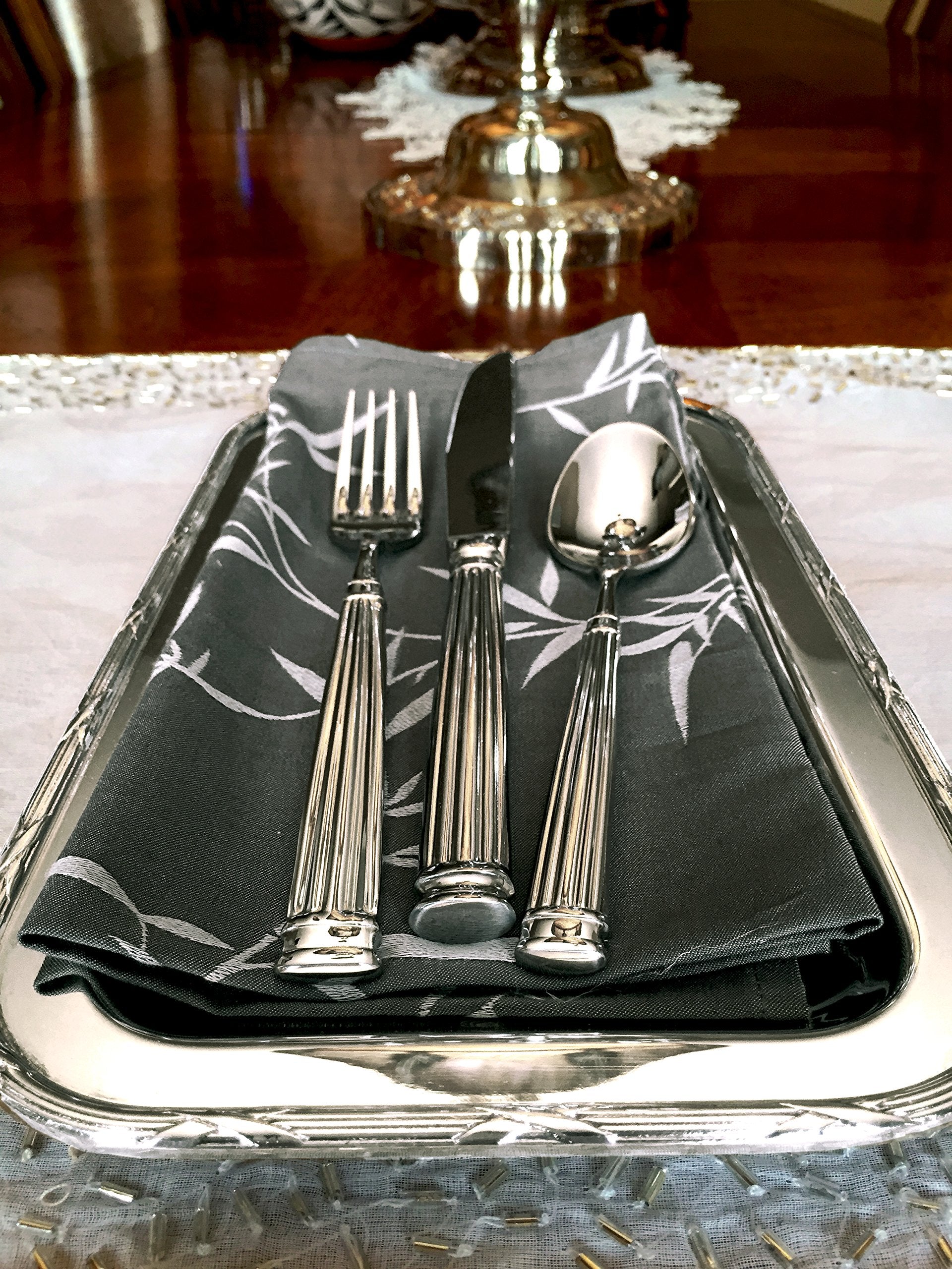 Detalles de líneas acanaladas Fortessa Doria, diseño texturizado para la mesa.